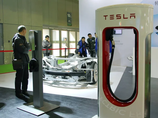 Bezoekers Worden Afgebeeld Stand Van Tesla Tijdens Een Tentoonstelling Nanjing — Stockfoto