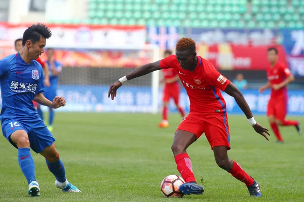 Jugador Fútbol Gambiano Bubacarr Trawally Derecha Yanbian Funde Patea Pelota —  Fotos de Stock