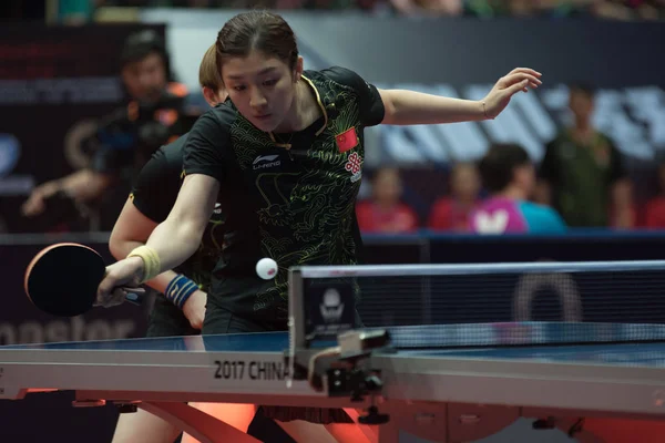 フロント 彼女と朱苓ショットがシーマスター 2017 Ittf ワールド ツアー プラチナ中国で開く成都市南西の間に彼らの女子ダブルスの準決勝の試合で早田ひなと伊藤美馬の中国に対抗を返します — ストック写真