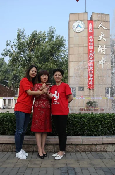 Китайские Матери Красных Чонгсомах Позируют Ожидая Своих Детей Которые Примут — стоковое фото