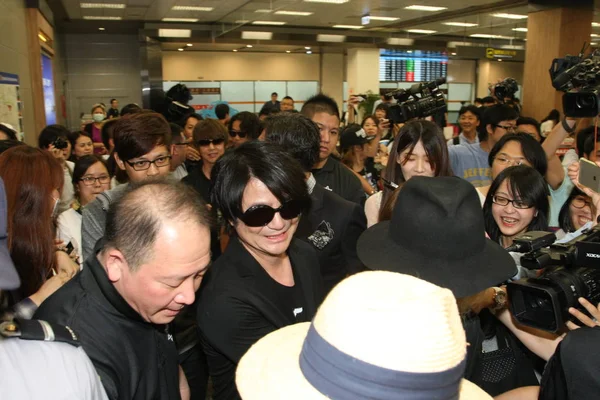 Члени Японський Рок Гурту Glay Оточений Вентилятори Після Прибуття Аеропорт — стокове фото