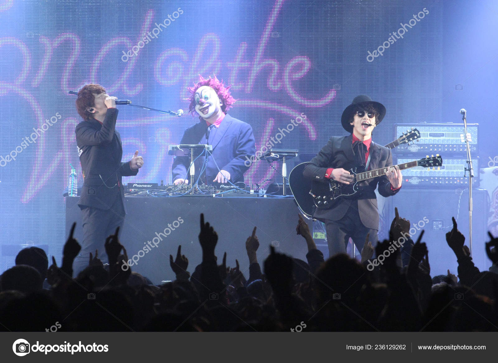 Участники Японской Группы Sekai Owari Выступают Время Концерта.