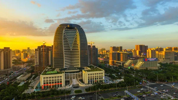 高層ビルや高層オフィスビル 2017 日の中国南部の海南省海口市に大雨の後で Cbd 中央ビジネス地区 の表示 — ストック写真