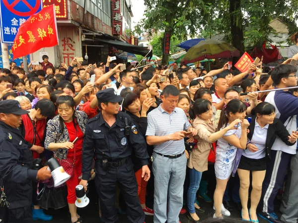 2017年6月5日 在中国东部安徽省六安市茅通昌镇 当地中国居民和家长聚集在街头观看茅昌高中学生即将到来的全国高考 也被称为高考 — 图库照片