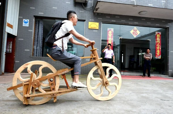 Ένας Επισκέπτης Δοκιμάζει Χειροποίητο Ξύλινο Ποδήλατο Μια Κοινή Δομή Που — Φωτογραφία Αρχείου