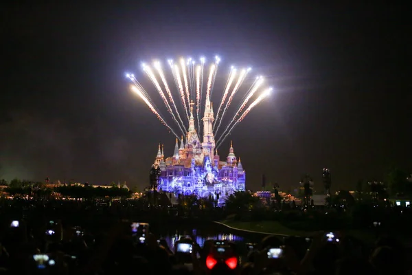Fuochi Artificio Esplodono Sul Castello Disney Durante Prima Cerimonia Anniversario — Foto Stock