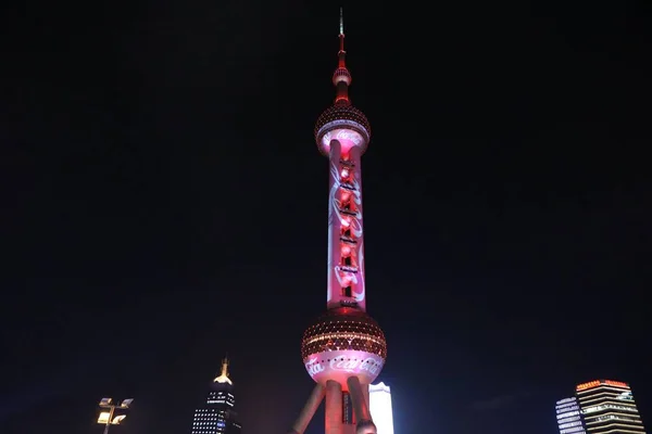Oriental Pearl Tower Iluminada Vermelho Para Celebrar Próximo Dia Dos — Fotografia de Stock