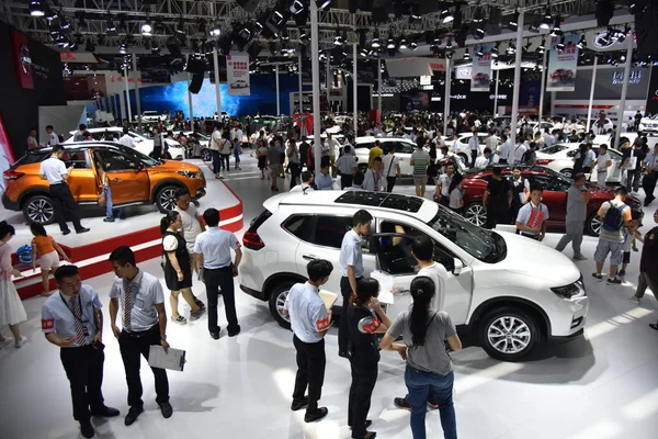 Mensen Bezoeken Stand Van Nissan Tijdens 21E Shenzhen Hong Kong — Stockfoto