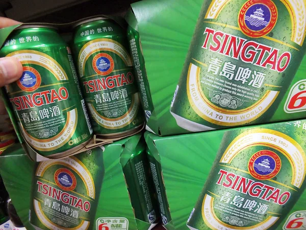 File Comprador Compra Latas Cerveza Tsingtao Supermercado Ciudad Yichang Provincia — Foto de Stock