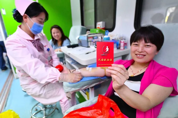 Kinesisk Medborgare Visar Sitt Blod Givarkort För Att Markera Den — Stockfoto
