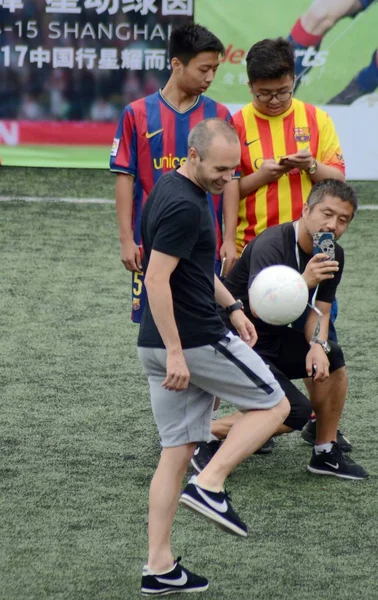 Spanischer Fußballspieler Andres Iniesta Kickt Den Ball Während Einer Kommerziellen — Stockfoto