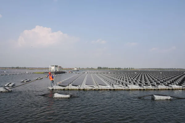 2017年6月7日 位于中国东部安徽省淮南市 全球最大的可再生能源发电能力为40兆瓦的浮动太阳能工厂的太阳能电池板景观 — 图库照片
