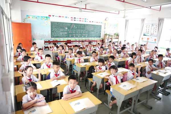 Uczniowie Uczęszczają Zajęcia Szkole Podstawowej Haikou Yingcai Mieście Haikou Prowincji — Zdjęcie stockowe