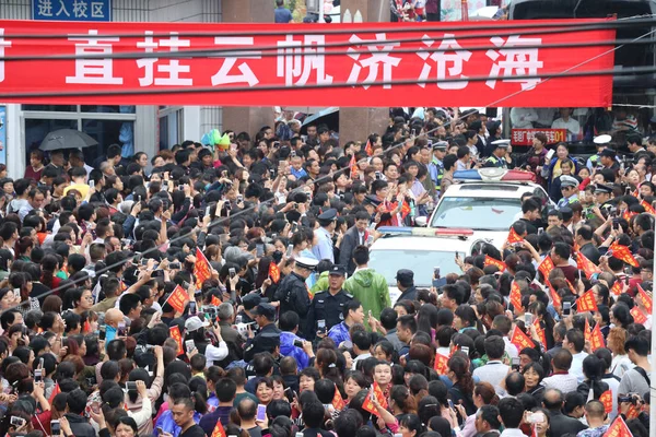 Polizeiautos Machen Den Weg Frei Während Sich Lokale Chinesische Einwohner — Stockfoto