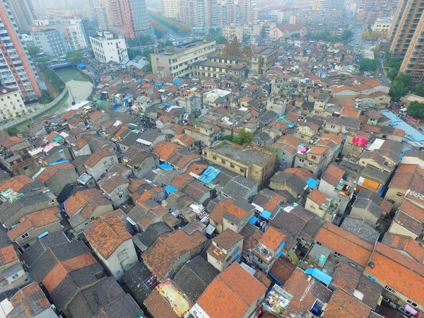 Uma Vista Aérea Uma Favela Com Casas Antigas Lado Clusters — Fotografia de Stock