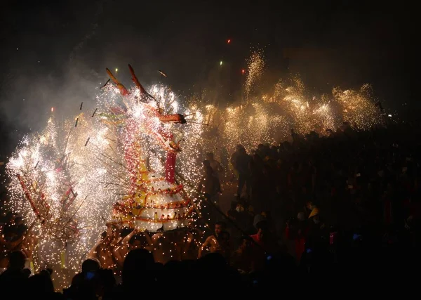 연예인 드래곤 Puzhai Fengshun 카운티 중국의 2017에 축제를 불꽃의 스파크 — 스톡 사진