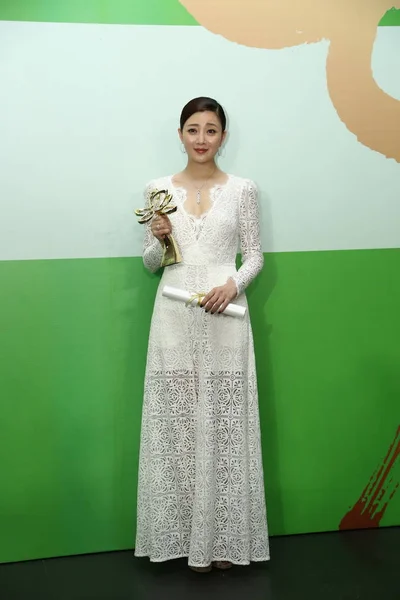 Attrice Cinese Yin Tao Posa Con Suo Trofeo Premio Come — Foto Stock