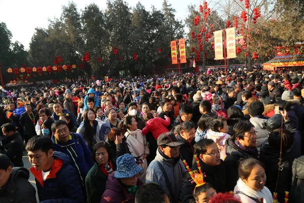 Touristen Drängen Sich Ditan Park Einer Tempelmesse Während Des Chinesischen — Stockfoto