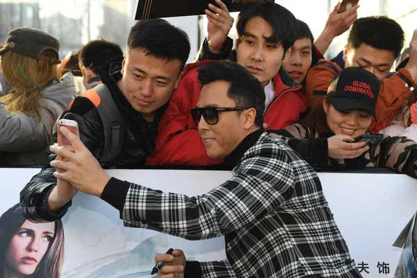 香港演员唐尼 延在2017年2月9日于中国北京举行的电影 Xxx 卡奇的回归 首映式上登上红毯 与粉丝们合影 — 图库照片