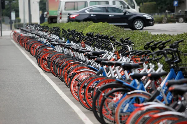 Ποδήλατα Των Κινεζικών Ποδηλάτων Μοιραμένος Υπηρεσία Mobike Είναι Σταθμευμένα Άδειο — Φωτογραφία Αρχείου