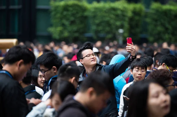 Employees Chinese Internet Giant Tencent Queue Get Hongbao Red Envelopes — Stock Photo, Image