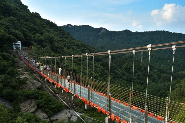 Turyści Chodzić Górskim Przejściu Most Wiszący Szkła Mulan Tianchi Scenic — Zdjęcie stockowe