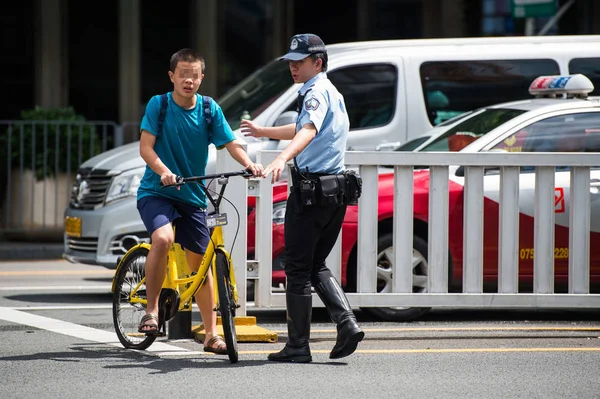 Policjant Zatrzymuje Rowerzystę Jazda Rowerze Chińskich Usług Udostępniania Rowerów Ofo — Zdjęcie stockowe