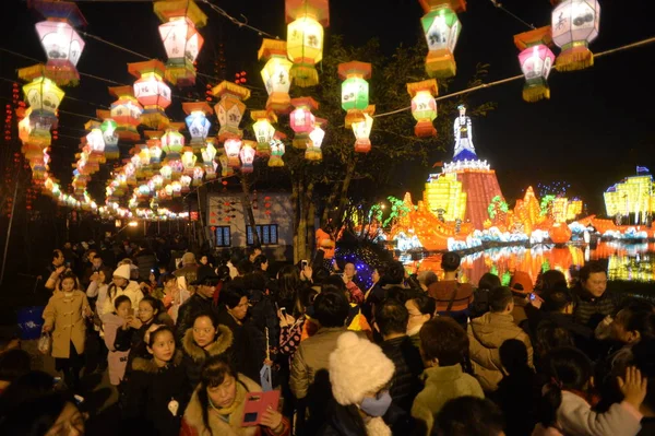 Turistas Reúnem Jinli Ancient Street Para Participar Uma Feira Templos — Fotografia de Stock