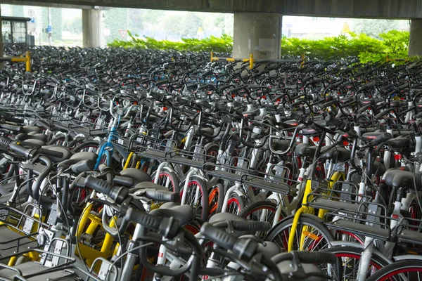 Ποδήλατα Κινεζική Ποδήλατο Διαμοιρασμού Υπηρεσιών Παρατάσσονται Ένα Χώρο Στάθμευσης Στην — Φωτογραφία Αρχείου