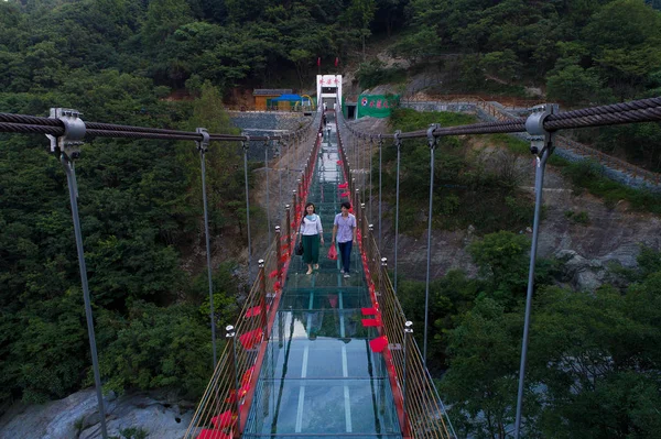 Los Turistas Caminan Puente Colgante Vidrio Que Cruza Montaña Punto —  Fotos de Stock