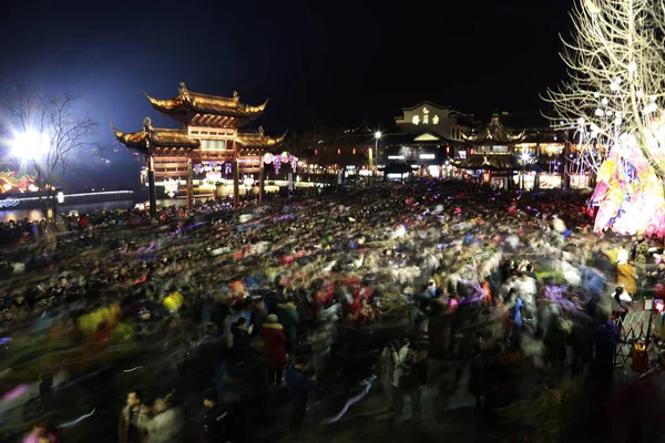 Туристи Натовпу Щоб Відсвяткувати Свято Ліхтарів Храм Конфуція Місті Нанкін — стокове фото