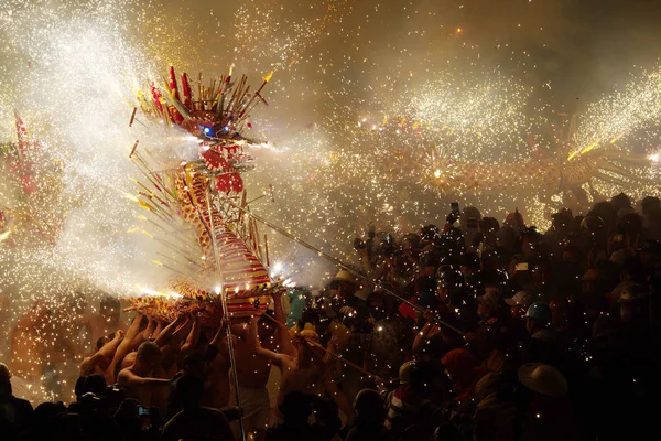 Artistas Chineses Realizam Uma Dança Dragão Faíscas Fogos Artifício Para — Fotografia de Stock