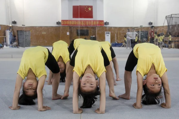 Junge Chinesische Mädchen Beugen Ihre Körper Einem Turn Und Tauchausbildungszentrum — Stockfoto