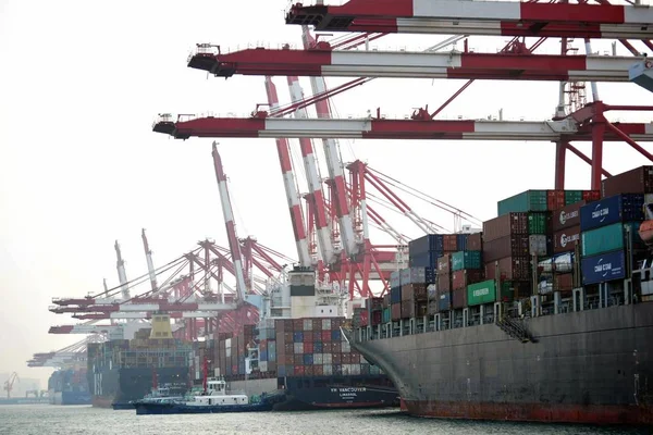 コンテナを積んだ貨物船は 2017年6月7日 中国東部山東省青島市の青島港で海外に出荷される — ストック写真