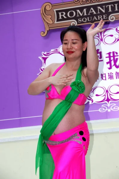 Een Zwangere Vrouwen Voert Buikdansen Een Plein Wuhan Stad Centraal — Stockfoto