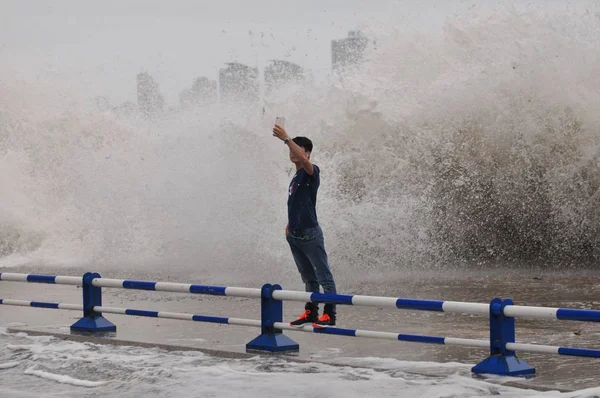 Tourist Takes Photos Waves Tidal Bore Surge Barrier Banks Seacoast — Stock Photo, Image