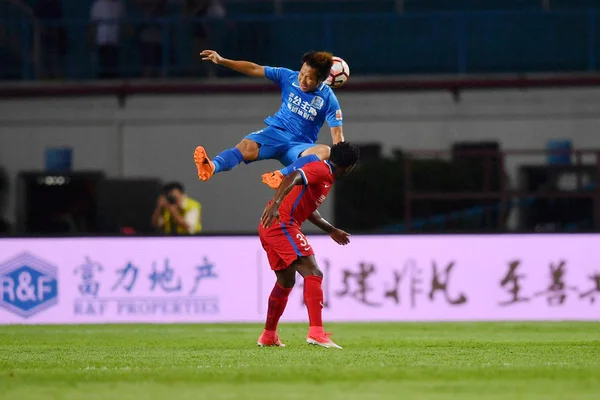 Futebolista Brasileiro Fernandinho Abaixo Chongqing Dangdai Lifan Desafia Jogador Guangzhou — Fotografia de Stock