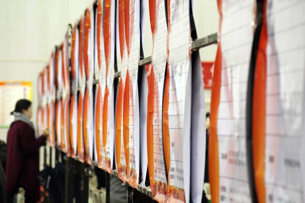 Cacciatori Lavoro Cercano Informazioni Cercare Lavoro Durante Una Fiera Reclutamento — Foto Stock