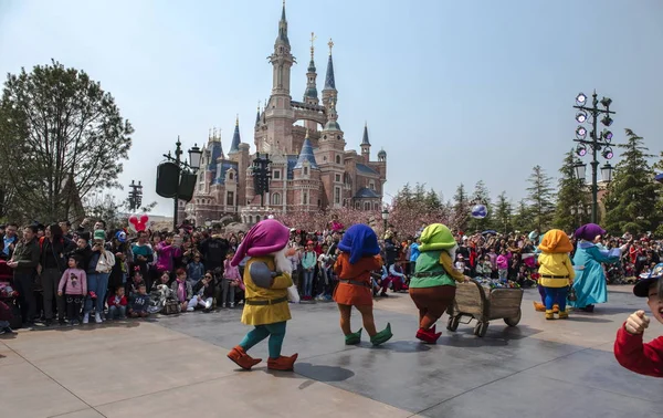 Des Touristes Rassemblent Pour Assister Défilé Shanghai Disneyland Shanghai Disney — Photo