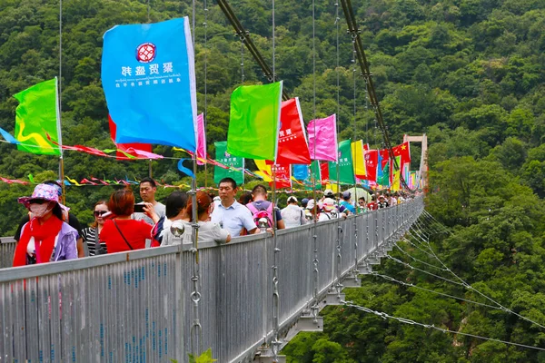 Los Turistas Abarrotan Puente Cristal Área Escénica Tianlongchi Ciudad Pingdingshan —  Fotos de Stock