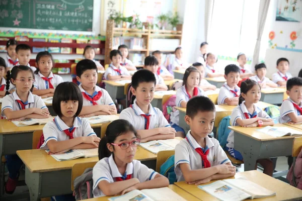 Uczniowie Uczęszczają Zajęcia Szkole Podstawowej Haikou Yingcai Mieście Haikou Prowincji — Zdjęcie stockowe
