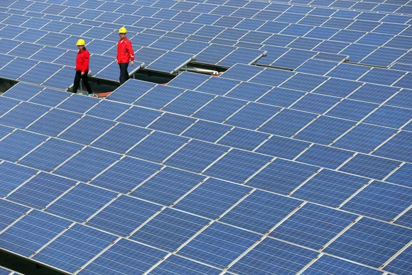 Técnicos Chinos Revisan Paneles Solares Una Central Fotovoltaica Azotea Ciudad —  Fotos de Stock