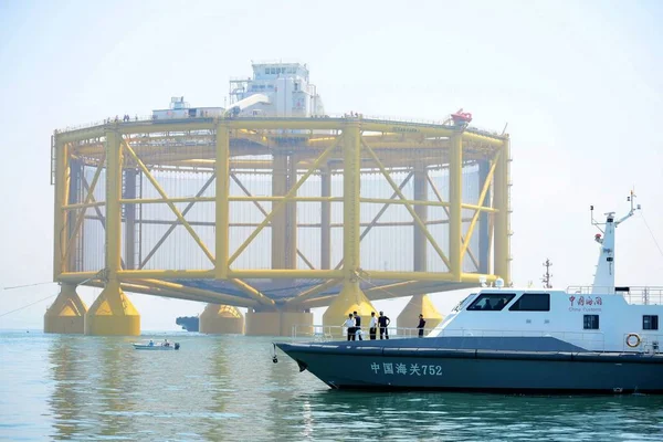 Barco Aduanas Chino Pasa Por Ocean Farm Una Instalación Inteligente —  Fotos de Stock