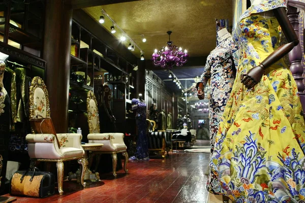 2017年6月16日 中国时装设计师徐劳伦斯 Laurence 在中国北京的工作室展出了高级时装系列的绣花鸡尾酒礼服和连身装 — 图库照片