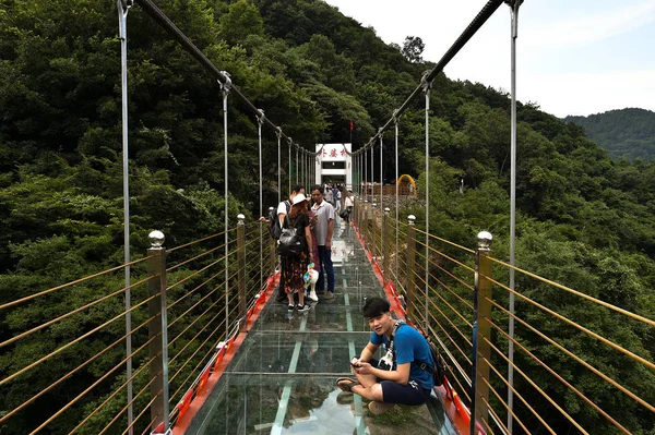 Los Turistas Caminan Puente Colgante Vidrio Que Cruza Montaña Punto —  Fotos de Stock