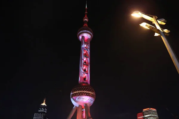 Tour Télévision Oriental Pearl Est Illuminée Rouge Pour Célébrer Saint — Photo