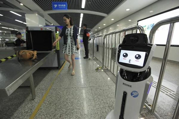 Vista Del Robot Inteligente Xiaogui Estación Yinghua Park Línea Del —  Fotos de Stock