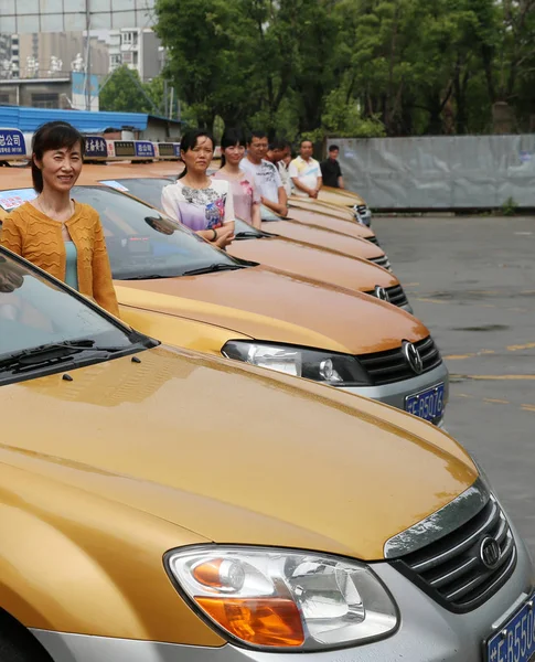 Los Conductores Posan Con Taxis Ceremonia Lanzamiento Campaña Voluntaria Para — Foto de Stock