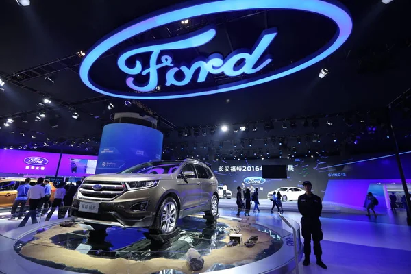 People Visit Stand Ford 14Th China Guangzhou International Automobile Exhibition — стоковое фото