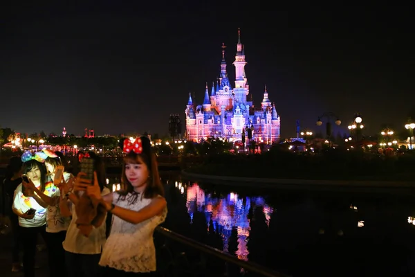 Turistas Tiram Fotos Com Castelo Disney Durante Cerimônia Celebração Primeiro — Fotografia de Stock